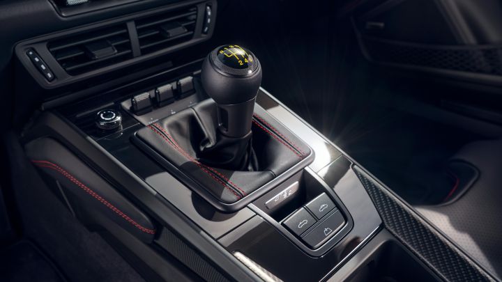 תיבת הילוכים ידנית.